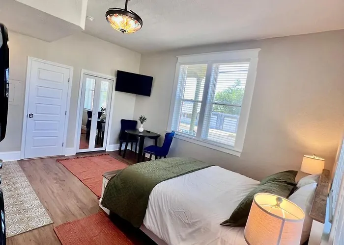 Newly Remodeled Luxury 2 Blocks To Square! Apartament