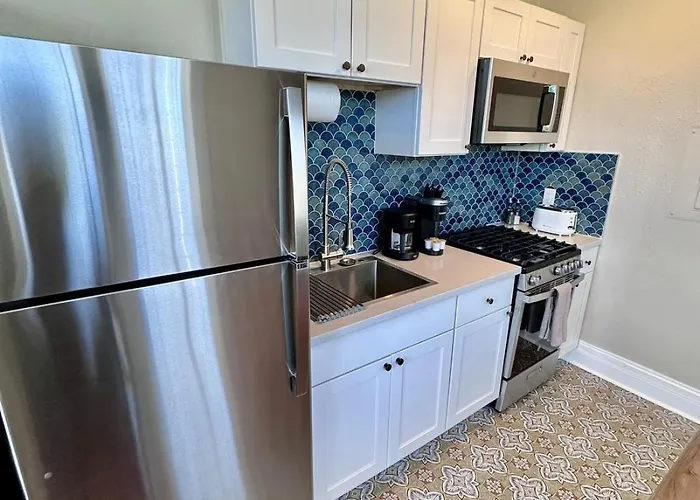 Newly Remodeled Luxury 2 Blocks To Square! Apartament *